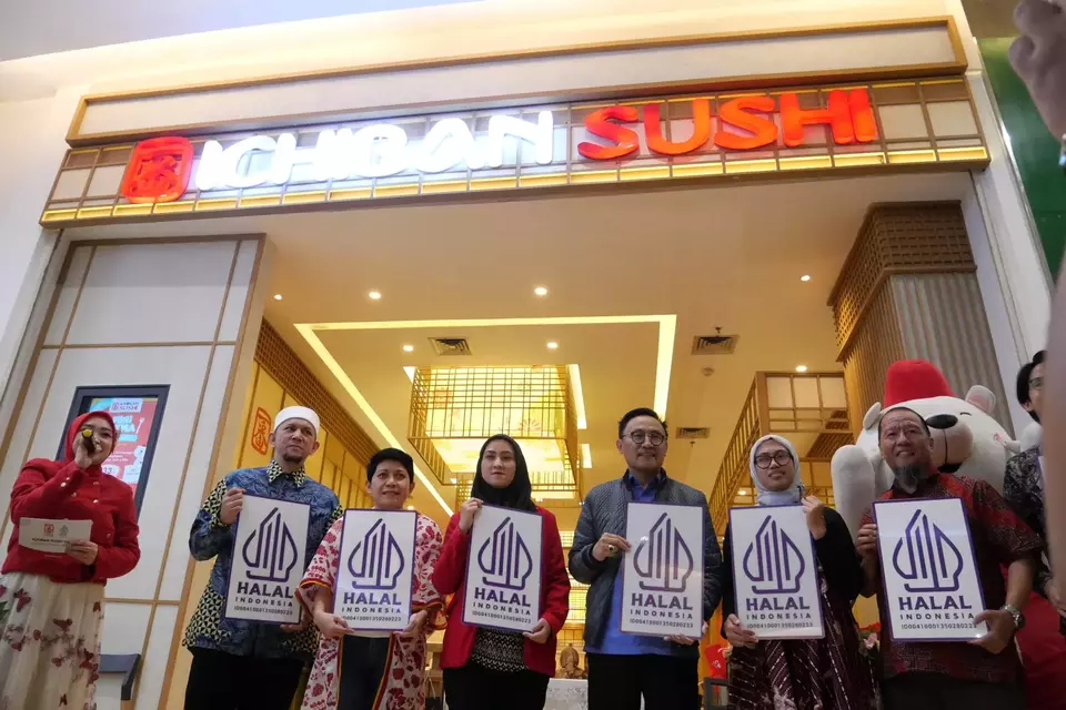 Menunjukkan sertifikat halal di restoran Ichiban Sushi Kuningan City Mall, Jakarta Selatan, Jumat (31/3/2023).
