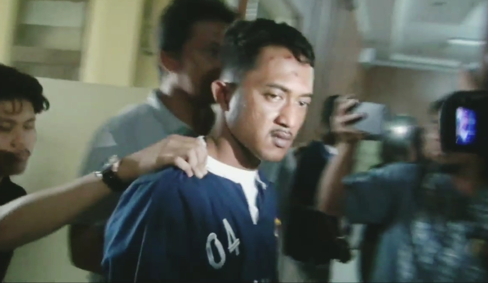 Pelaku pembunuhan keji terhadap istri sendiri dengan cara diracun ditangkap tanpa perlawanan saat berada di berada di rumah mertuanya di Kampung Tridharma Wirajaya, Kecamatan Banjar Agung, Tulang Bawang, Kamis (30/3/2023)
