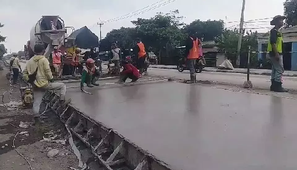 Perbaikan jalan di jalur Pantura, Subang, Jawa Barat, Sabtu 1 April 2023