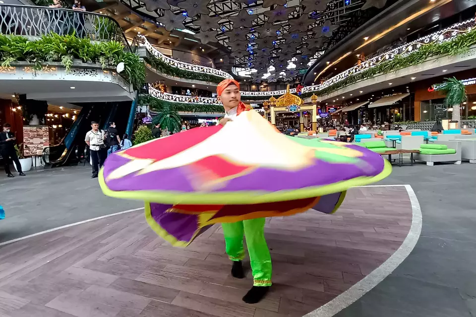 Penari mempertunjukan seni tari asal Mesir tarian Tanoura di Lippo Mall kemang, Jakarta, Jumat, 31 Maret 2023.
