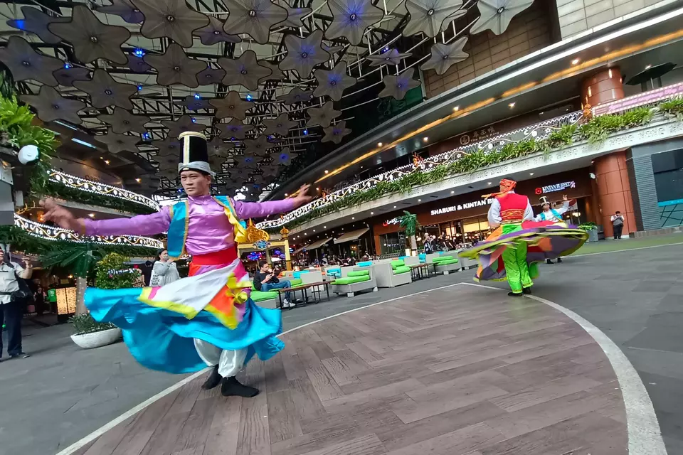 Penari mempertunjukan seni tari asal Mesir tarian Tanoura di Lippo Mall kemang, Jakarta, Jumat, 31 Maret 2023.