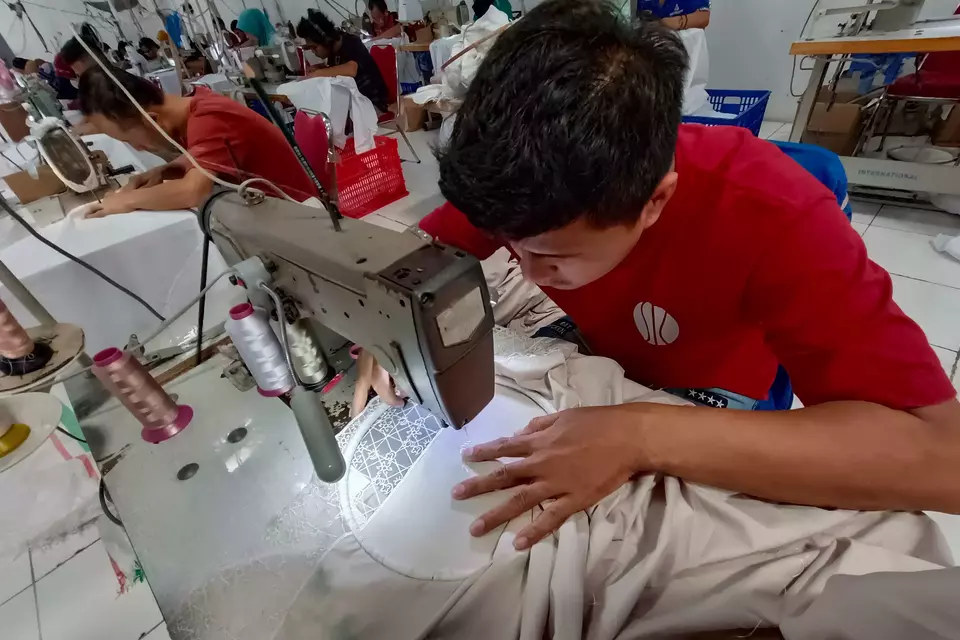 Pekerja mengerjakan pembuatan mukena di Pabrik Mukena Siti Khadijah, Limo, Depok, Jawa Barat, Sabtu, 1 April 2023.