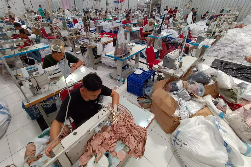 Pekerja mengerjakan pembuatan mukena di Pabrik Mukena Siti Khadijah, Limo, Depok, Jawa Barat, Sabtu, 1 April 2023.