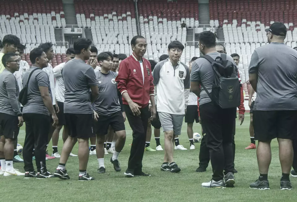 Presiden Joko Widodo (tengah) didampingi pelatih Timnas U-20 Shin Tae-yong (tiga kanan) menyapa pemain dan ofisial Timnas U-20 di Stadion Utama Gelora Bung Karno, Jakarta, Sabtu (1/4/2023).