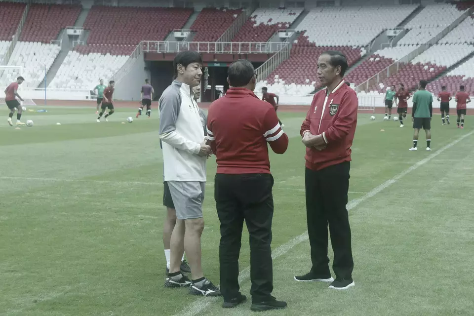 Presiden Joko Widodo (kanan) berbincang dengan pelatih Timnas U-20 Shin Tae-yong (kiri), saat mengunjungi pemain dan ofisial Timnas U-20 di Stadion Utama Gelora Bung Karno, Jakarta, Sabtu (1/4/2023).