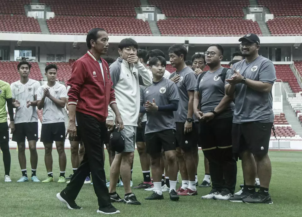 Presiden Joko Widodo (kiri) didampingi pelatih Timnas U-20 Shin Tae-yong (kanan) saat mengunjungi pemain dan ofisial Timnas U-20 di Stadion Utama Gelora Bung Karno, Jakarta, Sabtu (1/4/2023).