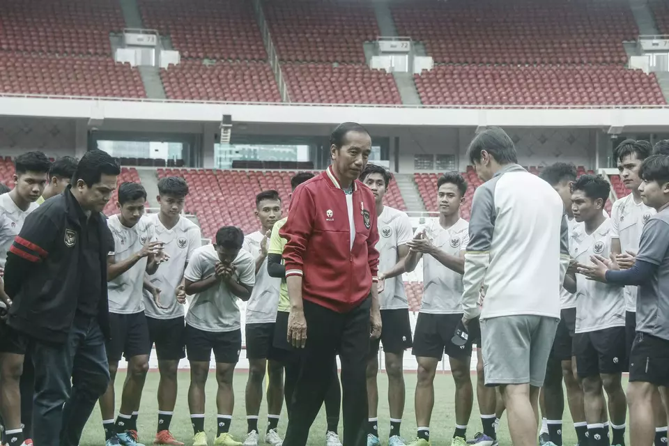 Presiden Joko Widodo (tengah) didampingi Ketua Umum PSSI Erick Thohir (kiri) usai menemui pemain Timnas U-20 di Stadion Utama Gelora Bung Karno, Jakarta, Sabtu (1/4/2023).