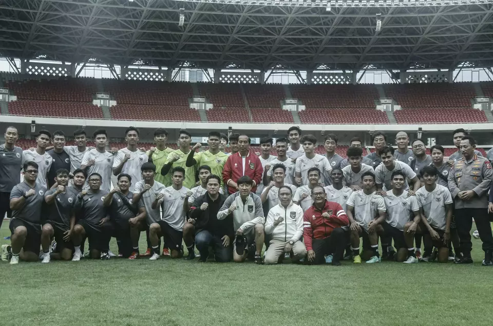 Presiden Joko Widodo (tengah) bersama Ketua Umum PSSI Erick Thohir, Wakil Ketua Umum PSSI Zainudin Amali, dan Kapolri Jendral Pol. Listyo Sigit Prabowo berfoto dengan pemain dan ofisial Timnas U-20 di Stadion Utama Gelora Bung Karno, Jakarta, Sabtu (1/4/2023). P