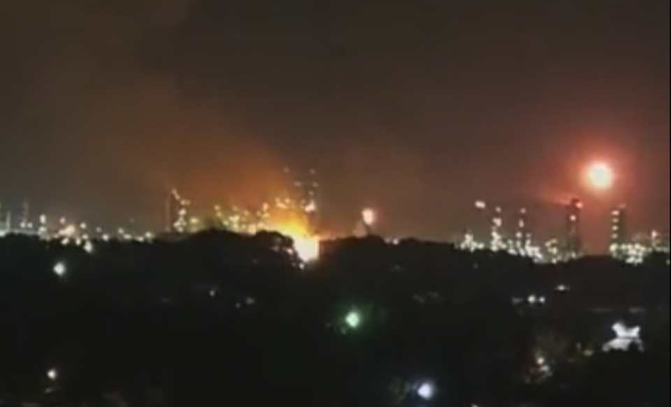 Tangkapan layar saat Kilang Minyak Putri Tujuh, Pertamina RU 2 Dumai, Riau, meledak dan terbakar pada Sabtu, 1 April 2023, malam.