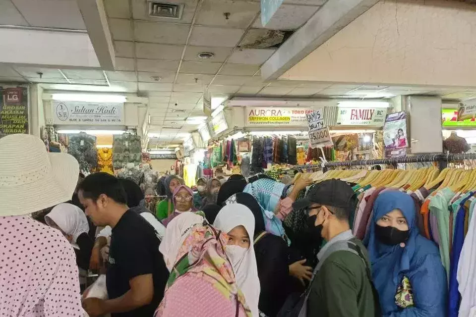 Pengunjung memadati kios-kios pakaian di Pasar Tanah Abang, Jakarta Pusat pada pekan kedua Bulan Ramadan.