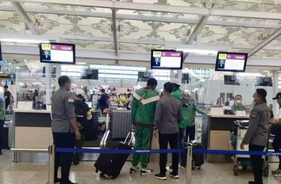 Petugas Rumah Detensi Imigrasi Denpasar mengawal proses pemulangan paksa (deportasi) dua WNA Nigeria yang overstay melalui Bandara Internasional I Gusti Ngurah Rai, Bali, Jumat, 31 Maret 2023.