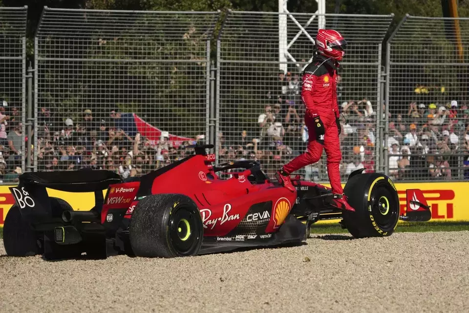 Pembalap Ferrari, Charles Leclerc, meninggalkan mobilnya setelah tak bisa melanjutkan lomba dalam balap Formula 1 Grand Prix Australia di Sirkuir Albert Park, Melbourne, Minggu, 2 April 2023.