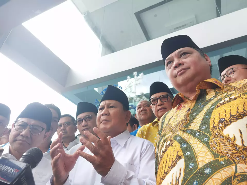 Ketua Umum (Ketum) Partai Golkar, Airlangga Hartarto usai acara Silaturahmi Ramadan 1444 H yang digelar Partai Amanat Nasional (PAN) di Kantor PAN, Jakarta, Minggu, 2 April 2023.