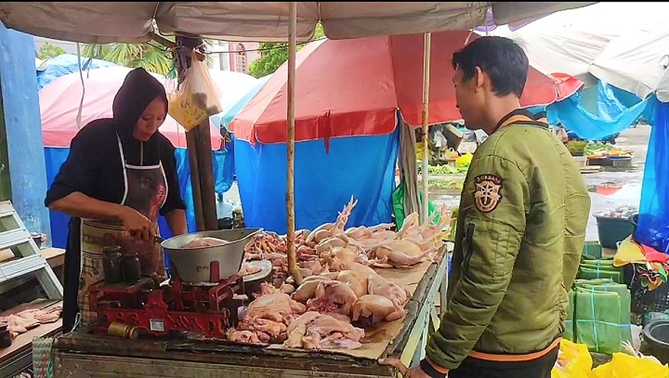 Pedagang daging ayam di pasar tradisional Kota Palangka Raya, Kalimantan Tengah, tengah melayani pembeli, Minggu, 2 April 2023.