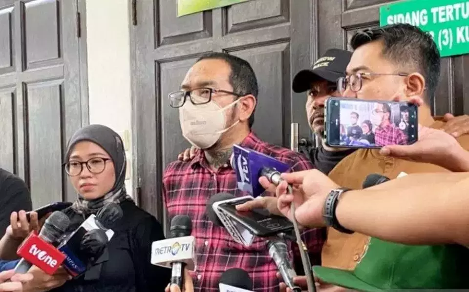 Jonathan Latumahina ayah dari David, korban penganiayaan dari Mario Dandy, memberikan keterangan kepada wartawan, Jakarta, Senin 3 April 2023. 