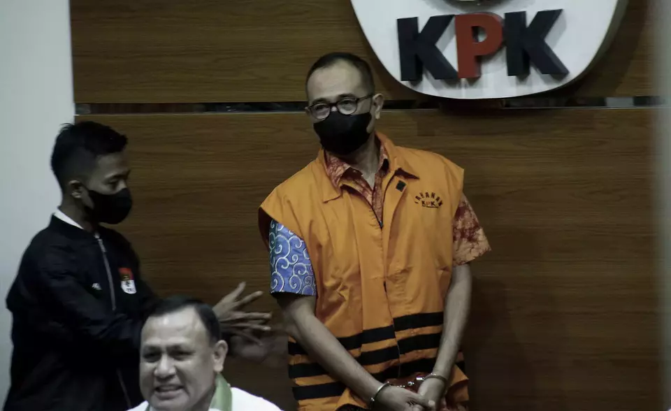 Mantan Pejabat Direktorat Jenderal Pajak (DJP) Kementerian Keuangan (Kemenkeu) Rafael Alun Trisambodo (rompi oranye), ditampilkan usai menjalani pemeriksaan di Gedung KPK, Jakarta, Senin (3/4/2023).