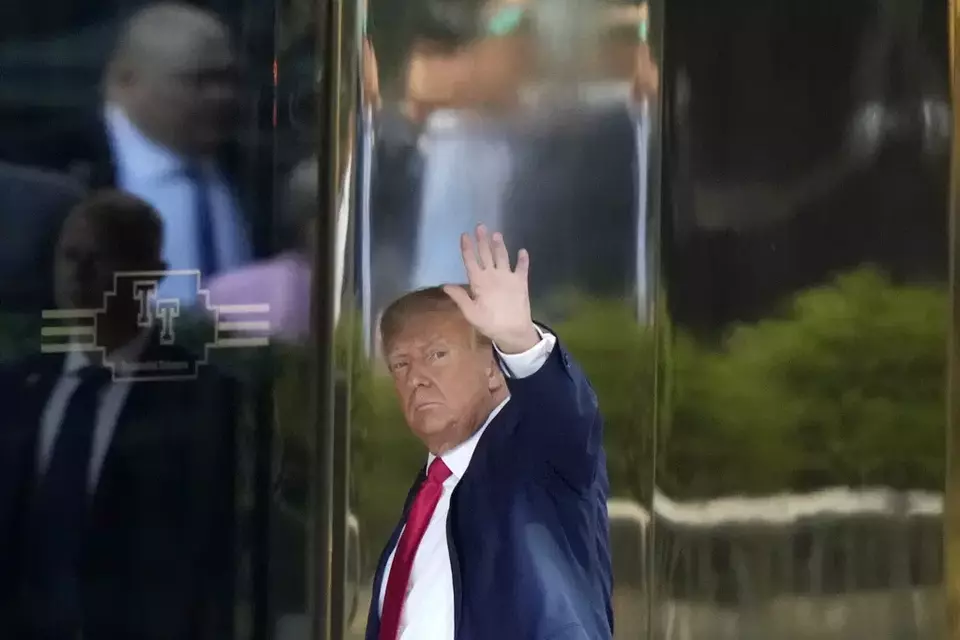 Mantan Presiden AS Donald Trump tiba di Trump Tower di New York pada hari Senin, 3 April 2023.