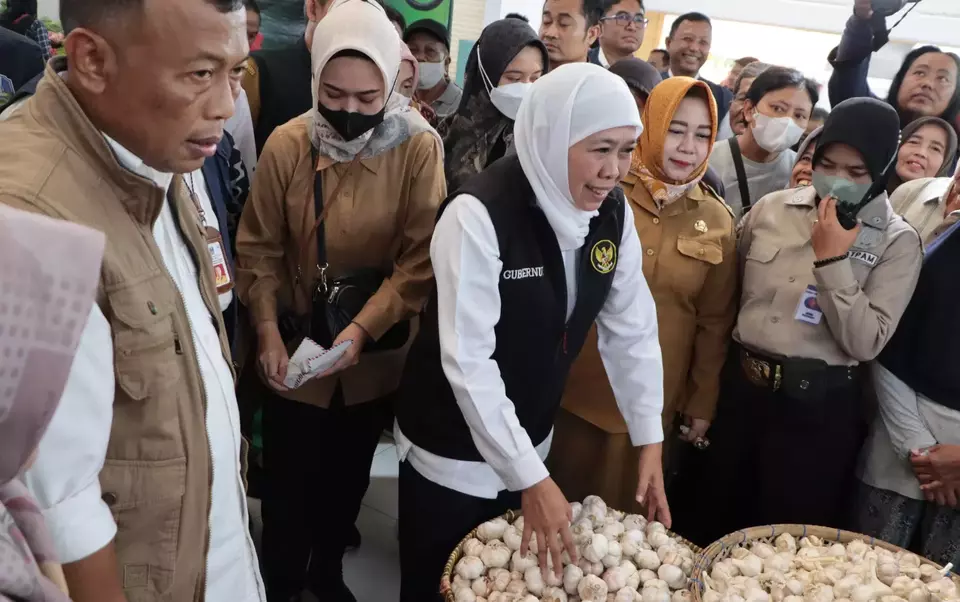 Gubernur Jawa Timur, Khofifah Indar Parawansa, saat mengunjungi Pasar Legi Songgolangit, di Kabupaten Ponorogo, Selasa, 4 April 2023.