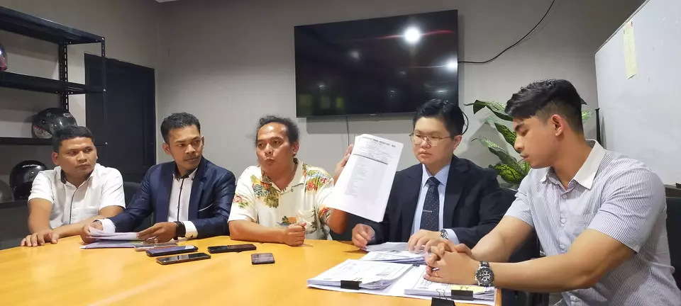 Tim kuasa hukum Natalia Rusli menyampaikan keterangan terkait kasus dugaan penipuan dan penggelapan uang korban KSP Indosurya di Mapolda Metro Jaya, Selasa 4 April 2023.