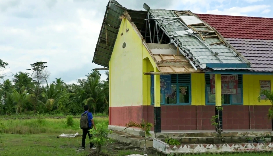 Salah satu bangunan di Tulang Bawang, Lampung yang rusak akibat diterjang angin puting beliung, Selasa, 4 April 2023. 