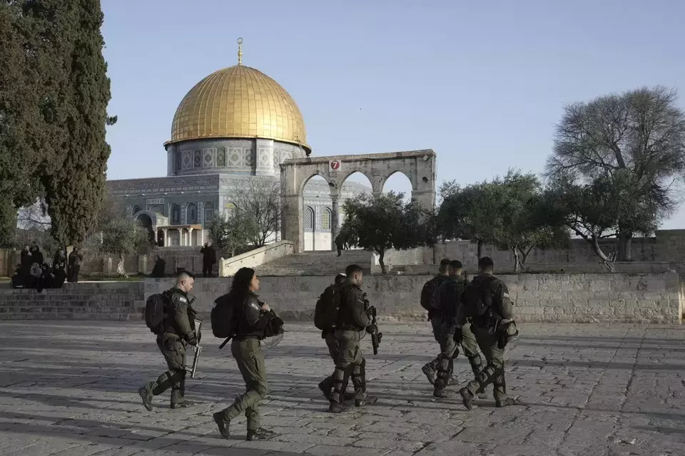 Polisi Israel mengawal pengunjung Yahudi ke kompleks Masjid Al-Aqsa.