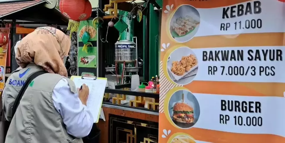 Petugas Badan Pengawas Obat dan Makanan (BPOM) melakukan sidak makanan takjil di Surabaya, Kamis, 6 April 2023.