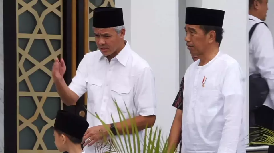 Presiden Joko Widodo (Jokowi) ditemani Gubernur Jawa Tengah, Ganjar Pranowo beserta Wali Kota Solo, Gibran Rakabuming Raka melakukan salat Jumat di Masjid Sheikh Zayed, Solo, 7 April 2023.