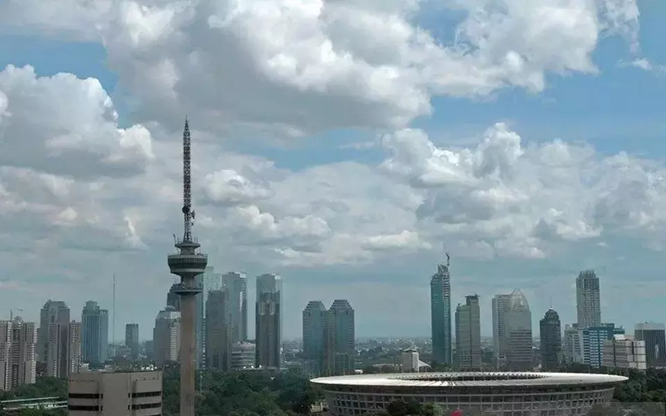 Pemandangan gedung-gedung tinggi di Ibu Kota Jakarta saat cuaca cerah berawan. 