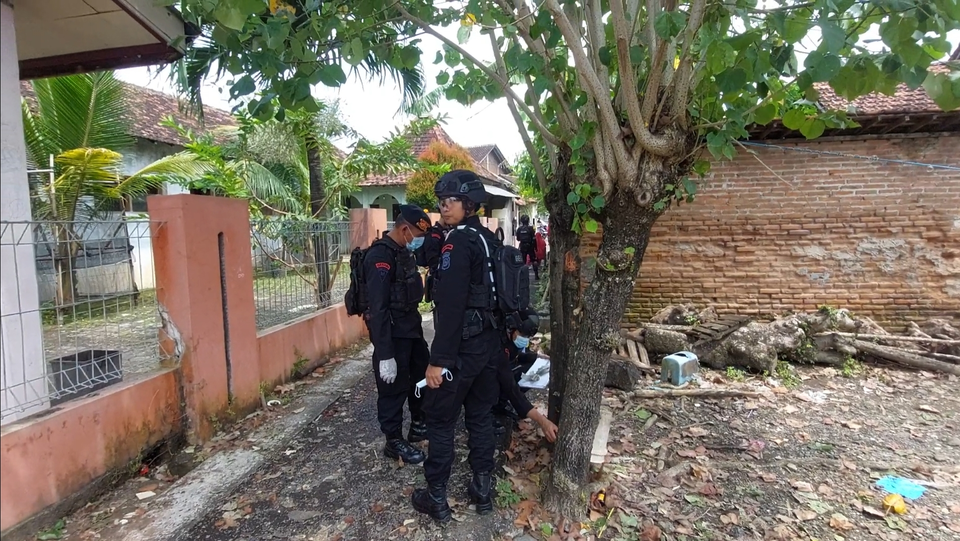 Tim Gegana Polda Jateng melakikan olah TKP ledakan keras di Desa Kedungmalang, Kecamatan Kedung, Jepara, Senin, 10 April 2023.