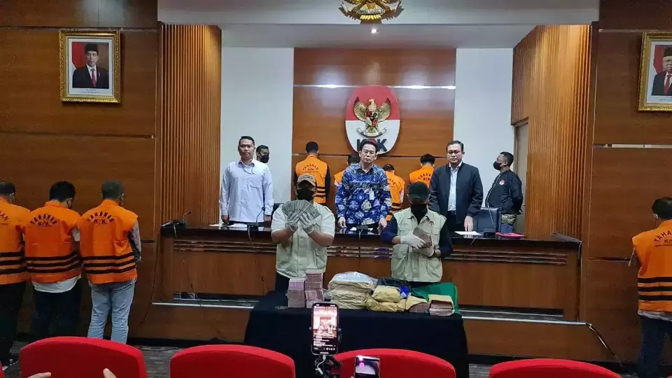 Tim KPK menunjukkan uang yang menjadi barang bukti suap terkait OTT pejabat Ditjen Perkeretaapian Kemenhub dalam konferensi pers di Gedung Merah Putih KPK, Jakarta, Kamis, 13 April 2023. 