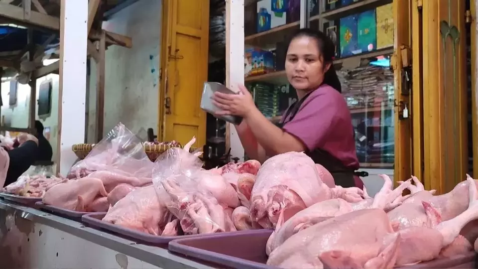 Pedagang daging ayam di Pasar Kepuh, Kabupaten Kuningan, Jawa Barat.