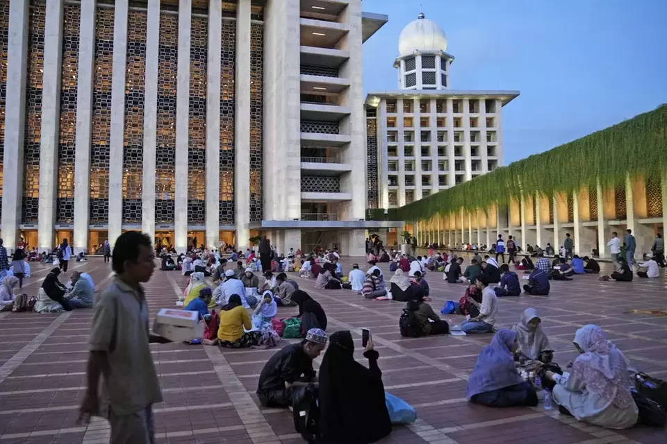 Orang-orang berbuka puasa di Masjid Istiqlal di Jakarta, Indonesia.