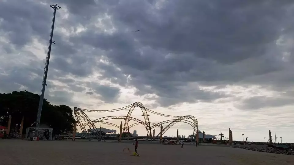 Wisatawan mengunjungi Taman Impian Jaya Ancol, Jakarta Utara.