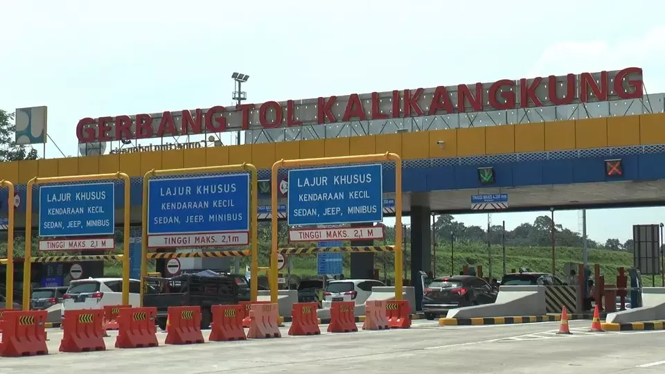 Arus mudik Lebaran tahun 2023 sudah mulai terlihat ramai di gerbang Tol Kalikangkung, Kota Semarang, Jawa Tengah pada Sabtu (15/4/2023).
