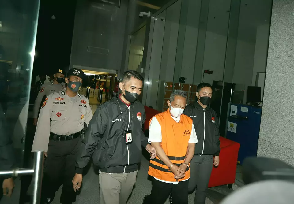 Wali Kota Bandung Yana Mulyana (tengah) berjalan menuju mobil tahanan usai ditetapkan sebagai tersangka pasca terjaring OTT di Gedung Merah Putih KPK, Jakarta, Minggu (16/4/2023) dini hari.
