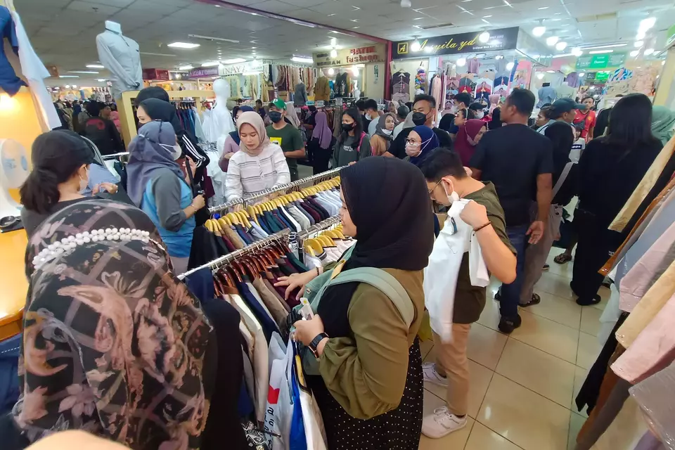 Pengunjung memadati pusat perbelanjaan untuk membeli pakaian baru pada H-6 Hari Raya Idul Fitri 1444 H, di Jakarta, Minggu, 16 April 2023.