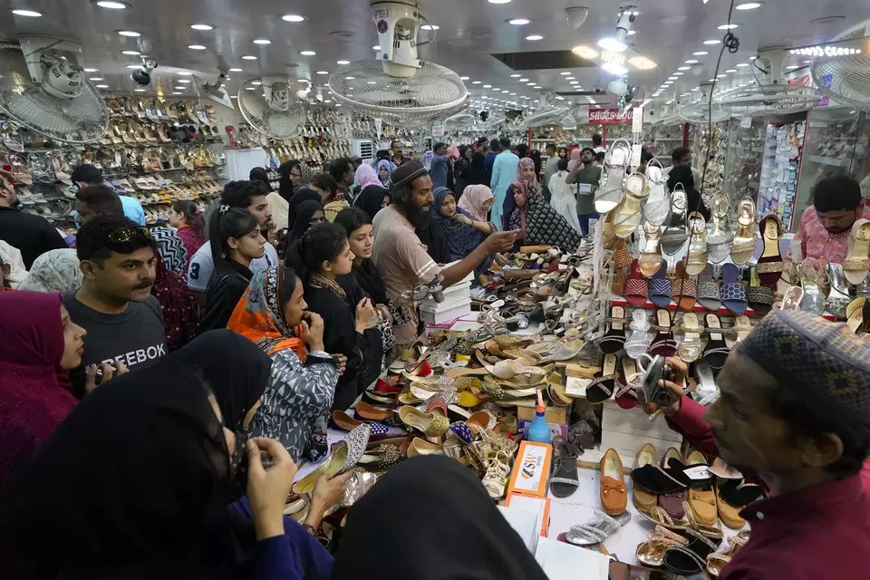 Warga Pakistan mengunjungi pasar untuk membeli kebutuhan persiapan perayaan Idulfitri di Karachi, Minggu, 16 April 2023.