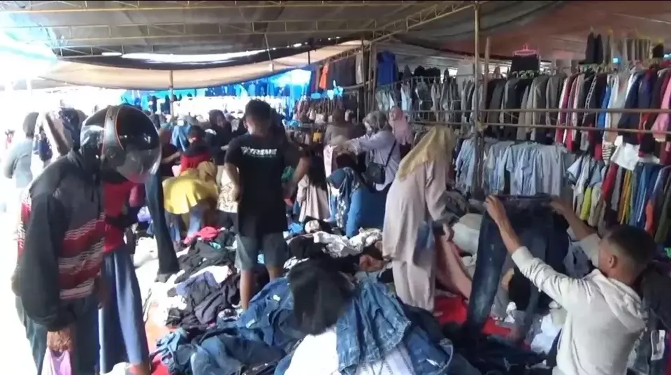 Menjelang hari Raya Idulfitri 1444 Hijriah, sentra pakaian bekas yang ada di Pasar Sentral Pekkabata, Polewali, Kabupaten Polewali Mandar, Sulawesi Barat, ramai dikunjungi warga, Rabu, 19 April 2023.