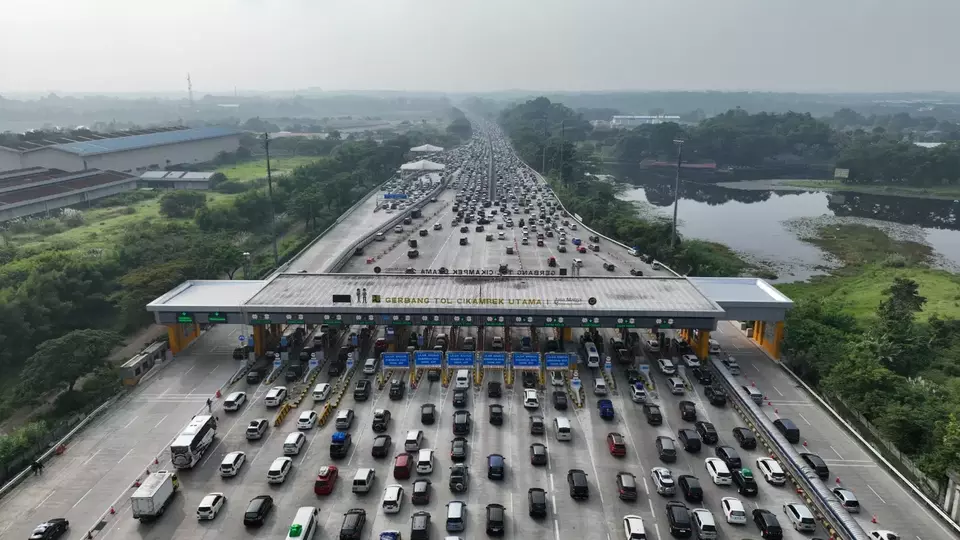 Suasana kepadatan kendaraan di gerbang tol Cikampek Utama pada H-2 menjelang Lebaran 2023, Kamis, 20 April 2023.