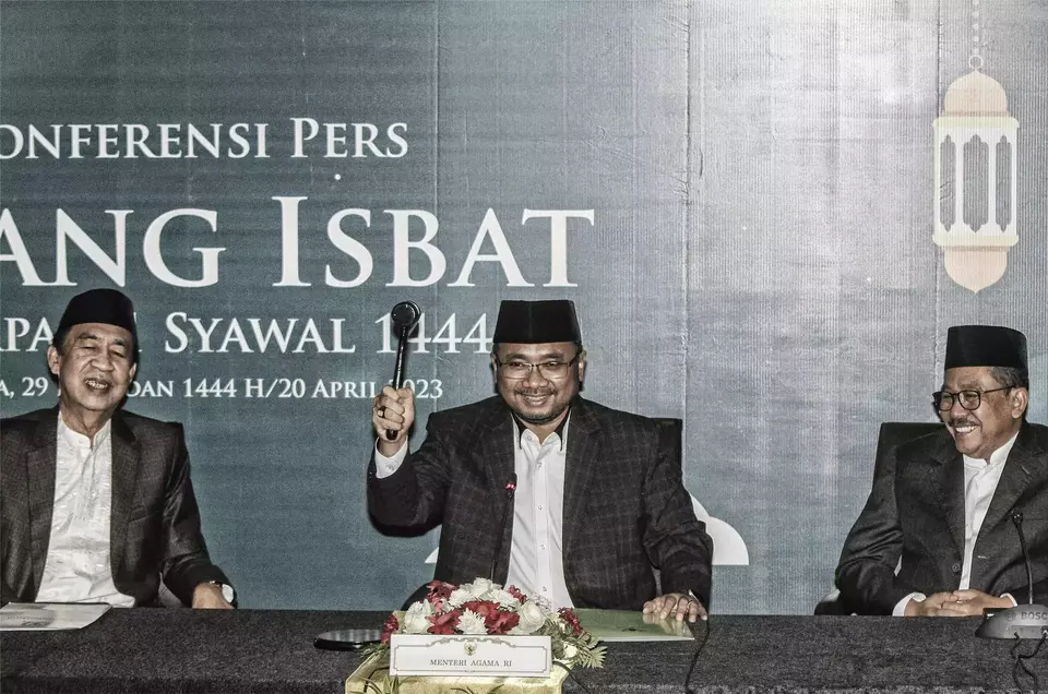 Menteri Agama Yaqut Cholil Qoumas (tengah) didampingi Wakil Menteri Agama Zainut Tauhid Sa'adi (kanan), dan Ketua Komisi VIII DPR Ashabul Kahfi (kiri), memberikan keterangan pers terkait Sidang Isbat penetapan 1 Syawal 1444 H di Kemenag, Jakarta, Kamis (20/4/2023).