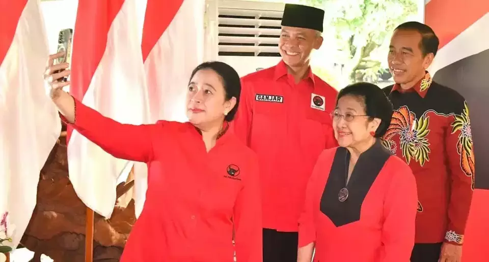 Ketua DPP PDI Perjuangan Puan Maharani (kiri) melakukan swafoto bersama Ganjar Pranowo, Megawati Soekarnoputri, dan Joko Widodo.