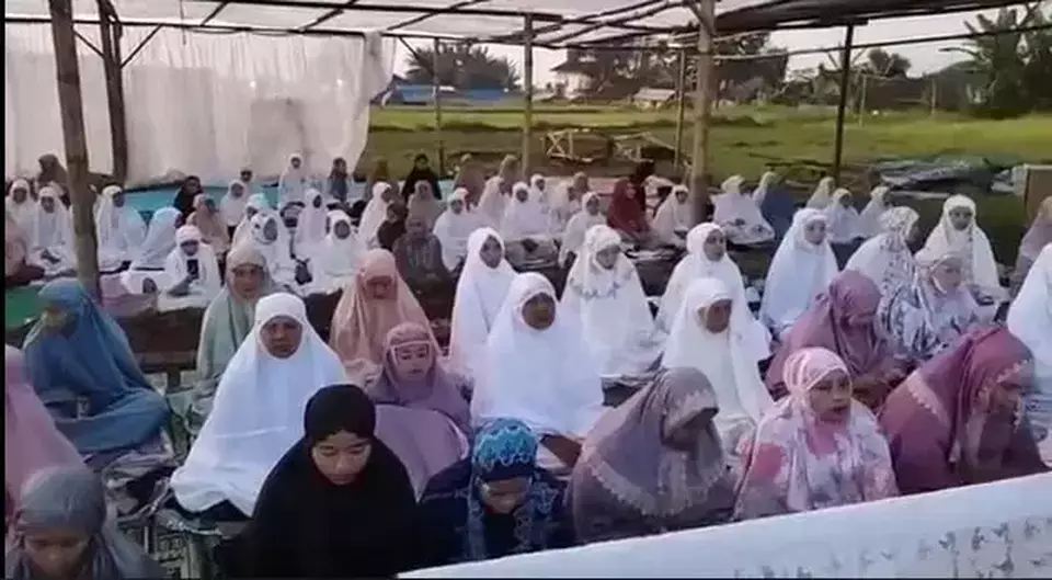 Warga penyintas gempa Cianjur menggelar salat Idulfitri 1444 Hijriah di masjid yang berada tidak jauh dari lokasi pengungsian, Sabtu, 22 April 2023.