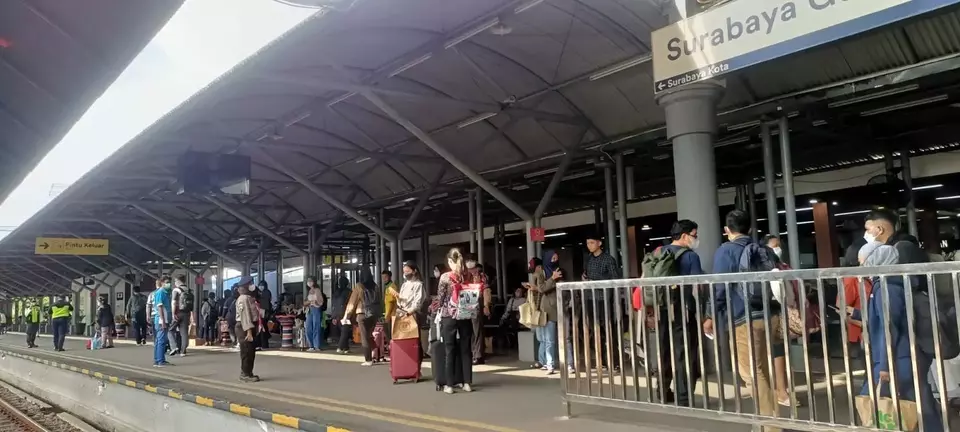 Penumpang di Stasiun Gubeng Surabaya menunggu kedatangan kereta api, Minggu, 23 April 2023.