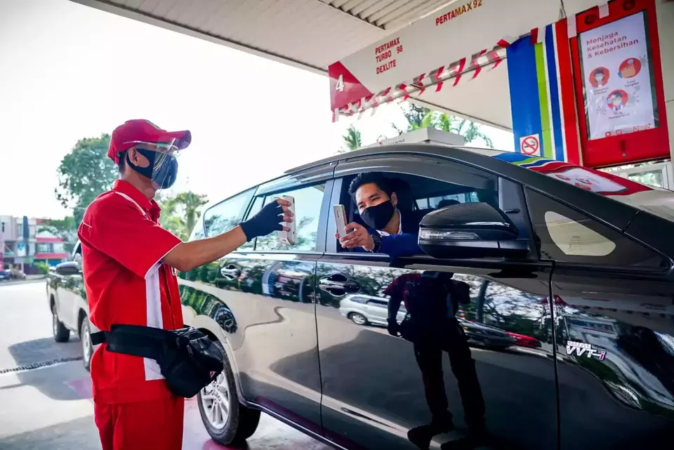 Petugas SPBU melayani pembayaran nontunai saat konsumen mengisi BBM, Senin, 24 April 2023.