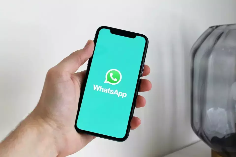 Cara menyembunyikan status online di WhatsApp bisa dilakukan dengan mudah.