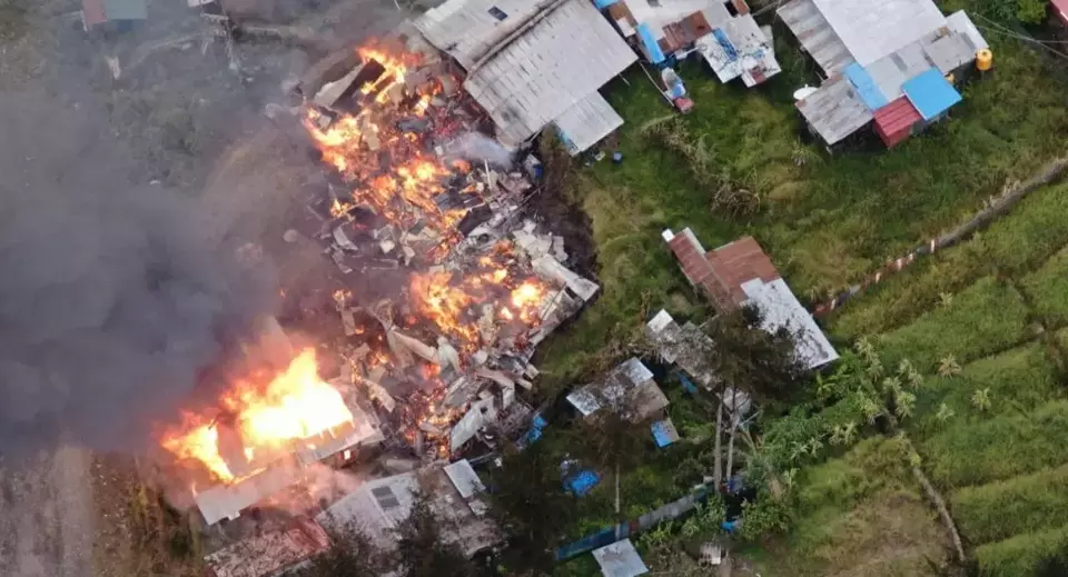 Foto udara kondisi lima rumah warga yang di bakar KKB di Kampung Kago, Distrik Ilaga, Kabupaten Puncak, Papua Tengah, Jumat, 28 April 2023.