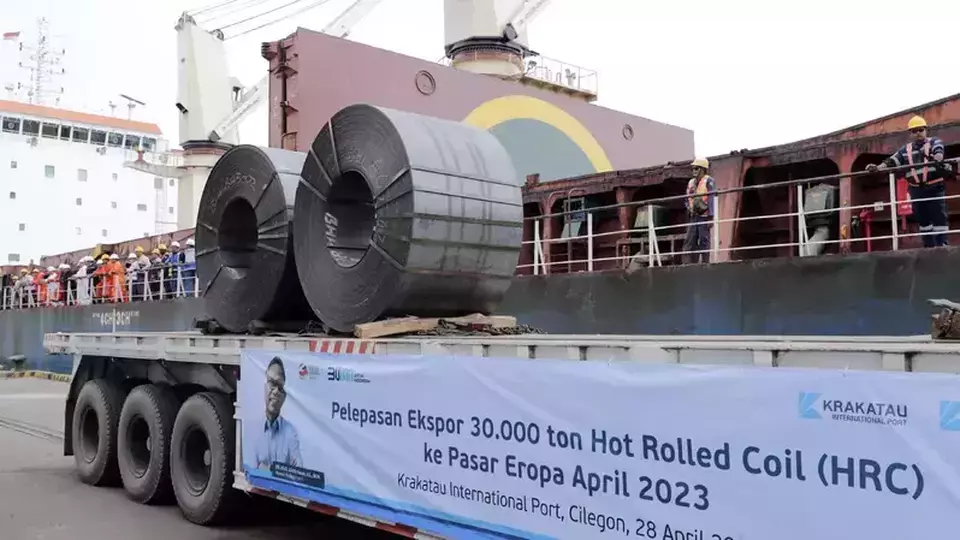 PT Krakatau Steel (Persero) Tbk melakukan ekspor Hot Rolled Coil (HRC) ke Italia, Jumat, 28 April 2023.