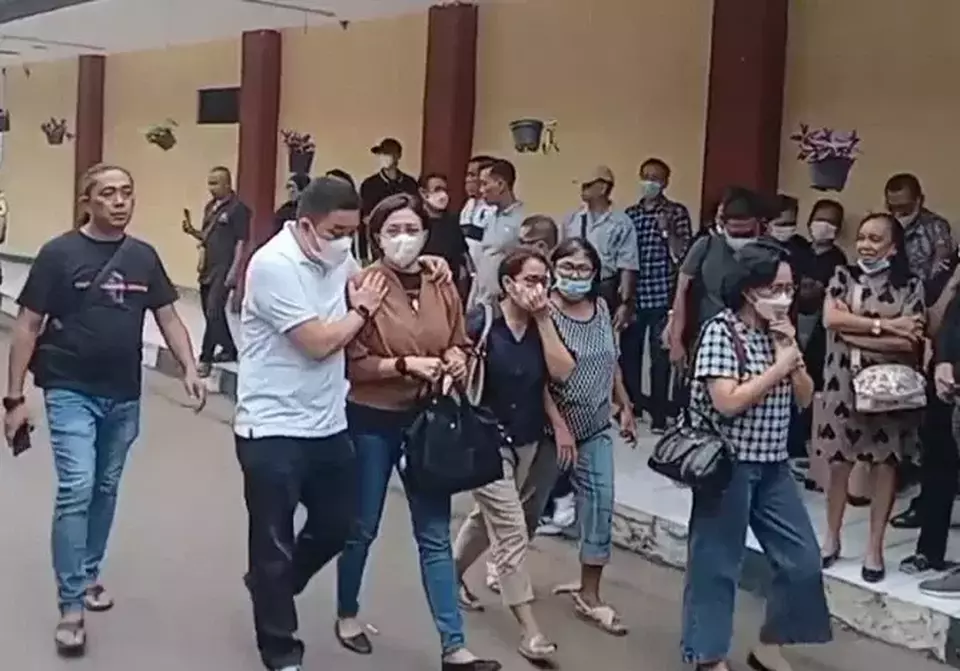 Istri dan anak Kasat Narkoba Polres Jaktim AKBP Buddy Alfrits Towoliu tiba di RS Polri Kramat Jati, Jakarta Timur, Sabtu 29 April 2023.