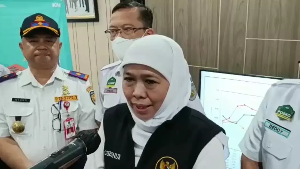Gubernur Jawa Timur, Khofifah Indar Parawansa saat setelah melakukan tinjauan kondisi arus balik di Stasiun Pasar Turi Surabaya, Minggu (30/4/2023).