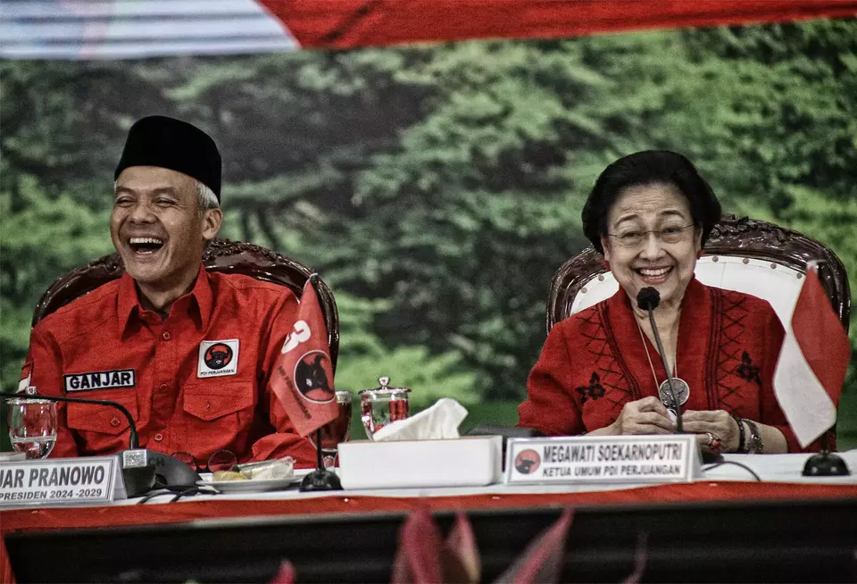 Ketua umum PDI Perjuangan Megawati Soekarnoputri (kanan), bersama Calon Presiden 2024 dari PDI Perjuangan, Ganjar Pranowo (kiri), dalam pertemuan antara PDI Perjuangan (PDIP) dengan Partai Persatuan Pembangunan (PPP) di Lantai 5, Kantor DPP PDIP, Jalan Diponegoro, Menteng, Jakarta Pusat, Minggu (30/4/2023) siang.